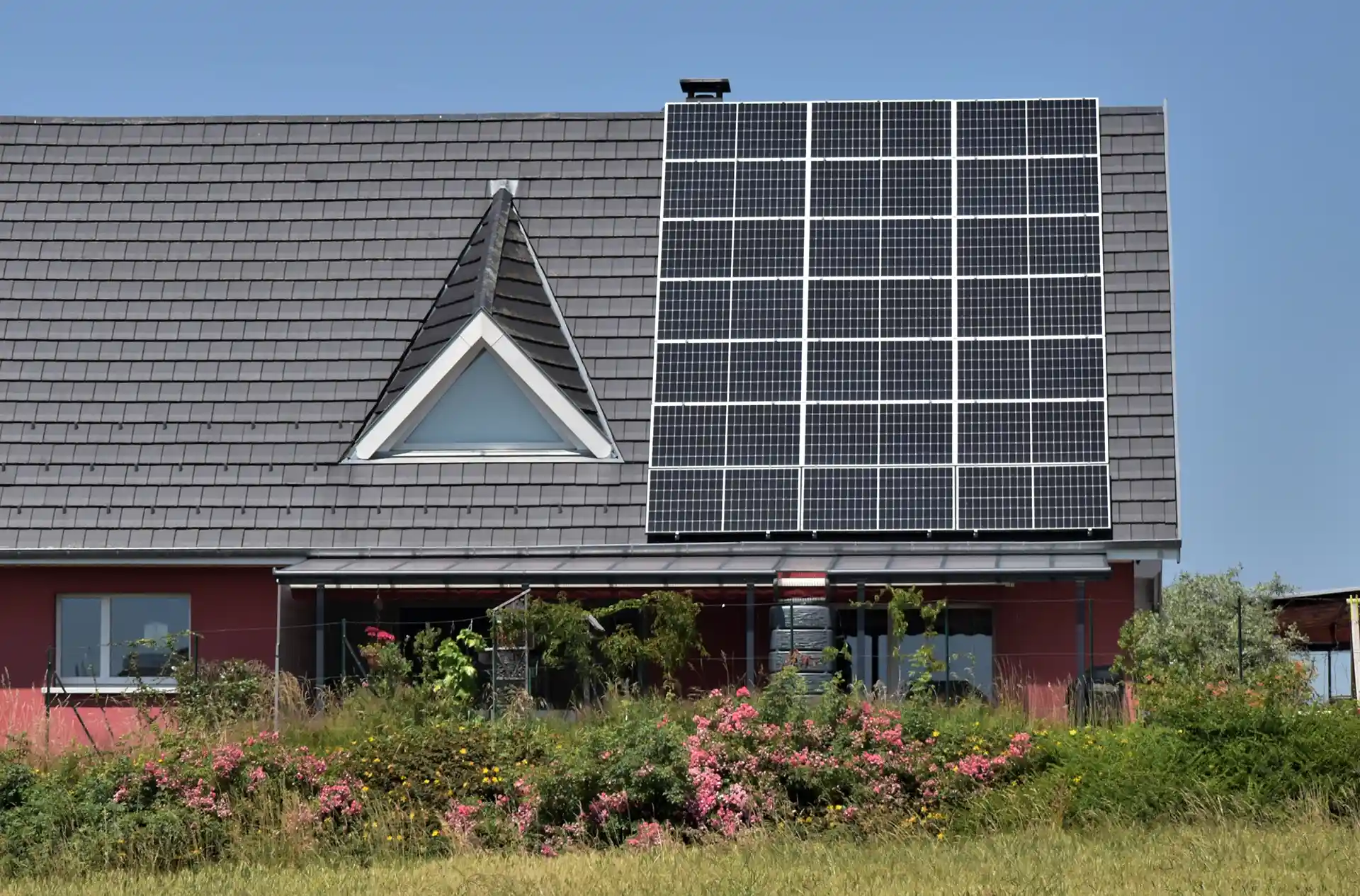 BMU1 – Solar wird deins – Einsteigerpaket: Solaranlage auf Dach Foto: Daniele La Rosa Messina